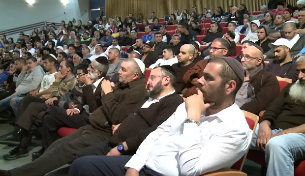 אור עקיבא - המידות קנאה וכבוד שולטות בכולם. מה עושים?